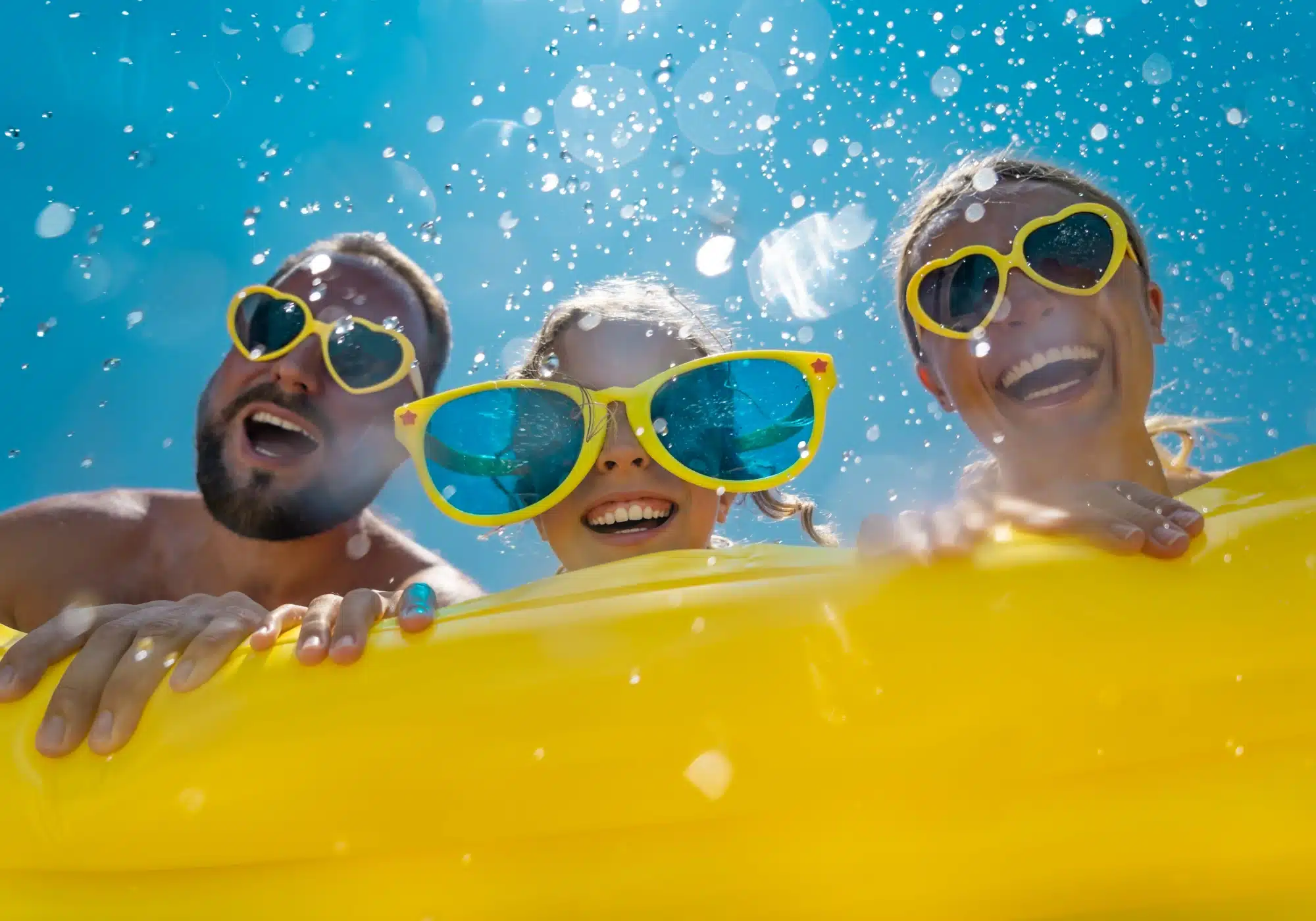 famille en vacances en été dans la piscine